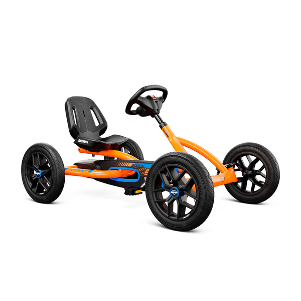 berg pedal karts Buddy B-Orange – The Go Kart Shop Garden Life Use Case PLP Color:Score drive system enables forward Brauner Mützen- und Handschuhe-Anzug